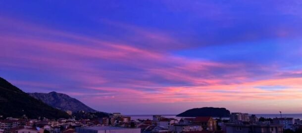 Two-bedroom apartment in Budva with a garage space and sea view for rent for a year!