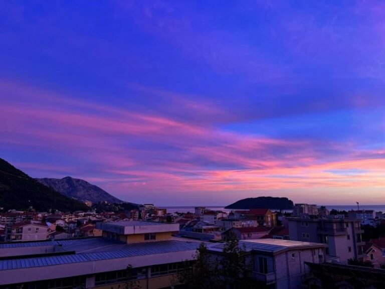 Двуспальная квартира в Будве с гаражным местом и с видом на море в аренду на год!