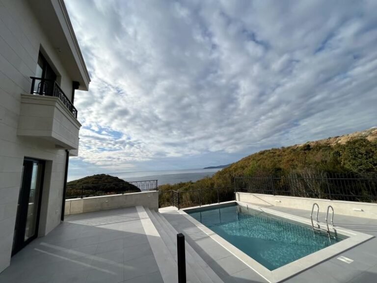 Vila 318 m2 sa pogledom na more u Reževićima!