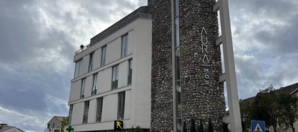 Garsonjera 30 m2 sa odvojenom kuhinjom u kompleksu Aura Mora u Budvi!