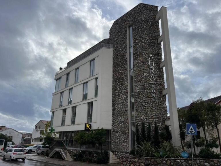 Garsonjera 30 m2 sa odvojenom kuhinjom u kompleksu Aura Mora u Budvi!