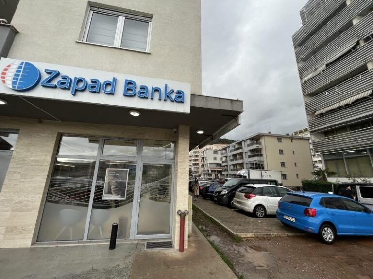 Three-room apartment with a parking space next to the bus station in Budva!