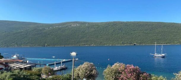 Видовая двуспальная квартира в Кумборе в 50 м от моря с гаражным местом!