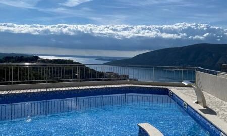 Видовая двуспальная квартира в Херцег-Нови в комплексе с бассейном.