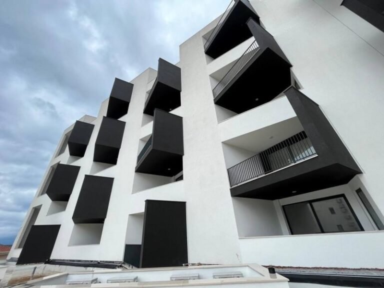 Jednosoban stan u kompleksu sa bazenom u Bečićima! Poklon parking i kuhinjski set!