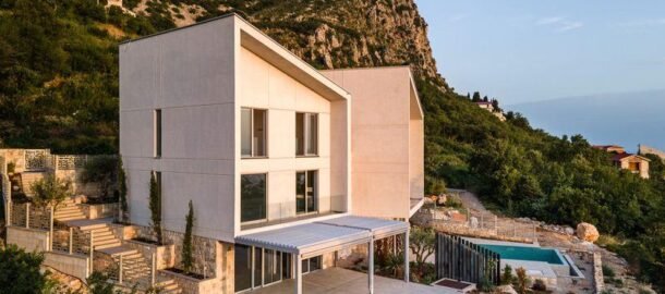 Вилла 230 m2 с инфинити бассейном на вершине холма рядом со Свети Стефаном!