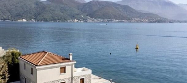 Вилла в греческом стиле с собственным пирсом для яхты на море!