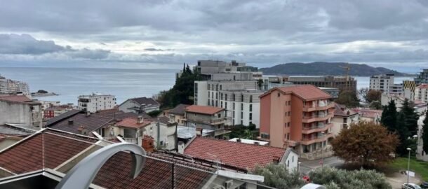 2 комнатная квартира с паркингом в новостройке - вид на море в Бечичи на 1 год!