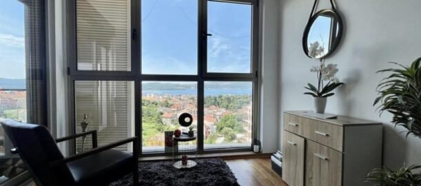 2 комнатая квартира с гаражем и бассейном в Тивате!