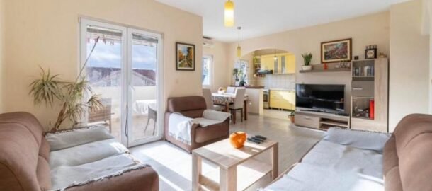 Трехспальная квартира в Тивате в 10 минутах от Порто Монтенегро!