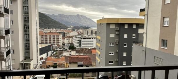 Garsonjera u novogradnji sa pogledom na more kod Mega Mall u Budvi!