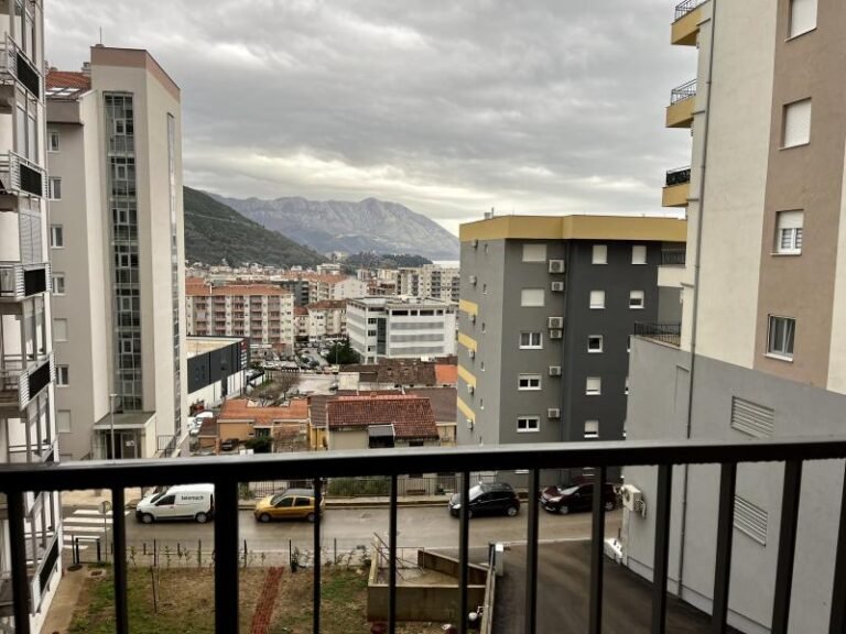 Студия в новостройке с видом на море у Mega Mall в Будве!