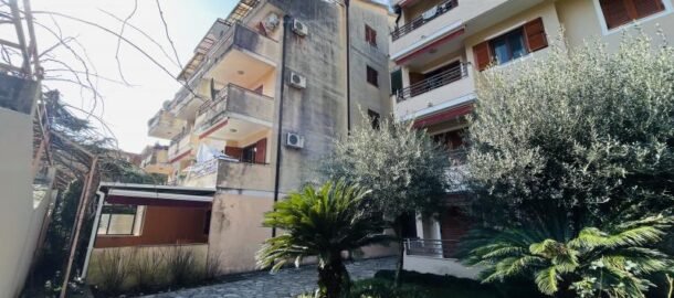 Garsonjera sa velikom terasom u strogom centru Budve