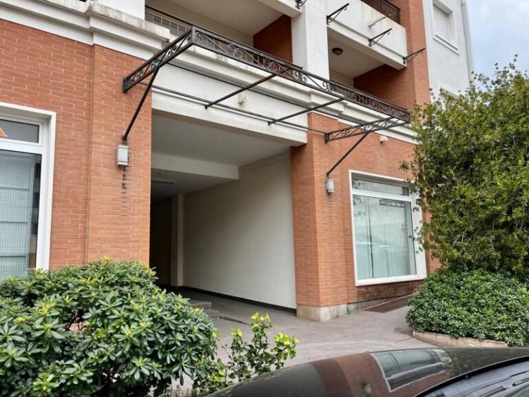 Jednosoban stan sa dizajnerskim renoviranjem u zgradi Norma u Budvi