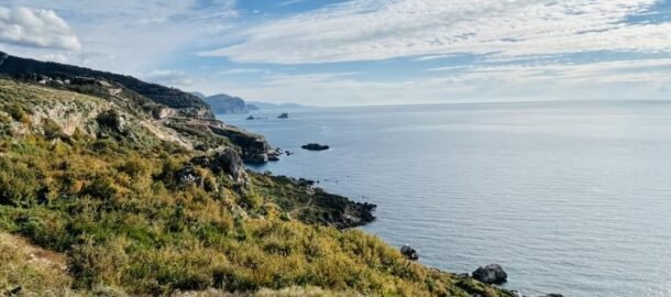 Участок 1,500 m2 с разрешением на строительство на первой линии моря