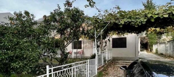 Дом на участке 516 m2 разрешение на строительство дома 185 m2 в центре Будвы