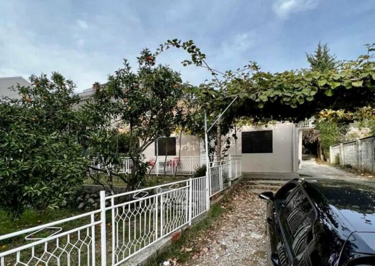 House on a plot of 516 m2 with permission to build a house of 185 m2 in the center of Budva