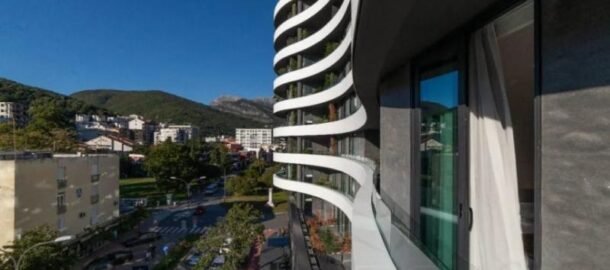 Two-room apartment in Royal Gardens in the center of Budva for a year