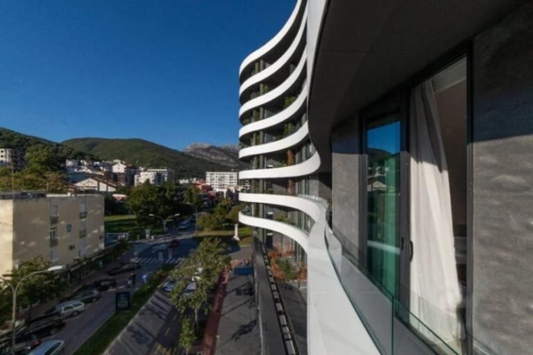 Dvosoban stan u Royal Gardens u centru Budve na godinu dana