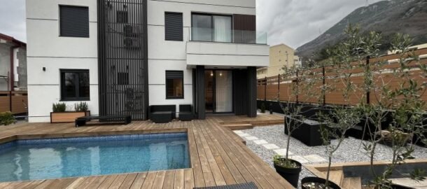 2 комнатная квартира люксово меблирована, с бассейном в Ластве Грбальской