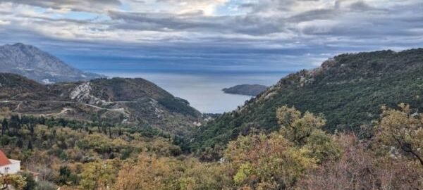 Plot of 1,500 m2 with sea view in Markovici