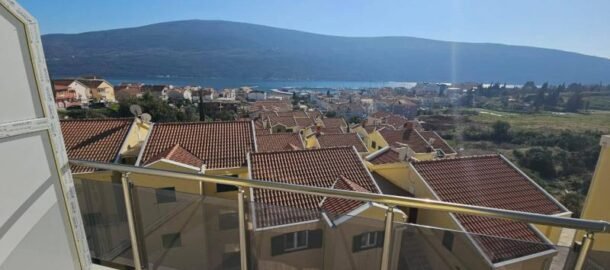 One-room apartment 47 m2 with sea view in Djenovici