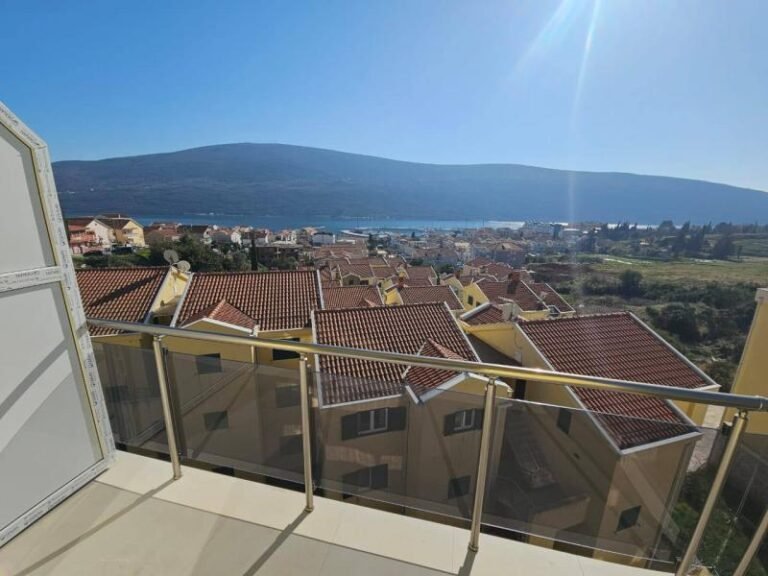 One-room apartment 47 m2 with sea view in Djenovici