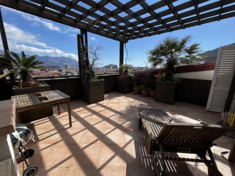 2-room apartment 95 m2 with sea view in the center of Budva