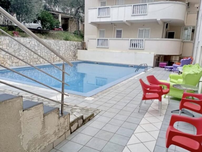 One-room apartment with a swimming pool in Petrovac