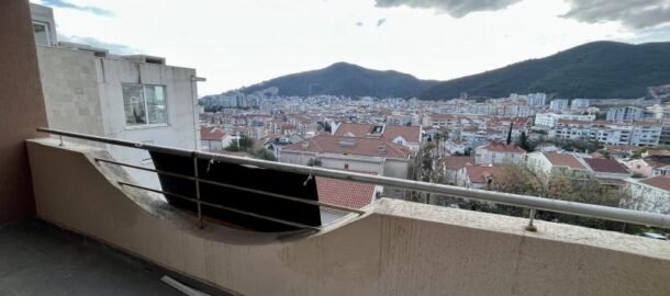 Односпальная квартира 53 m² в Подкошлюне — две террасы, ремонт, 7 минут до моря