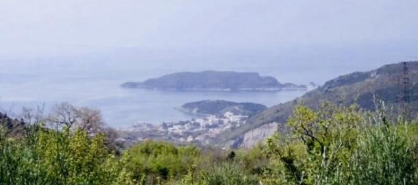 Plot 422 m2 with sea view