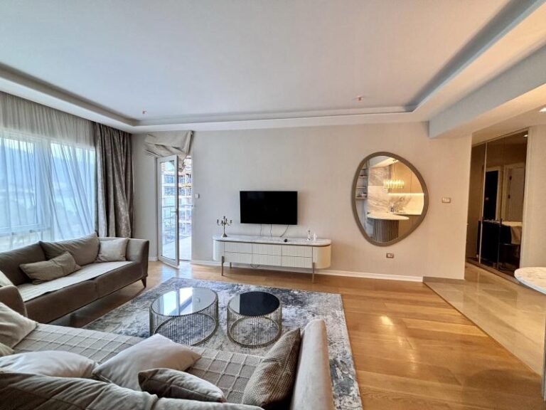 Luxuriously furnished two-room apartment 87 m2 with parking in Tre Canne for 1 year