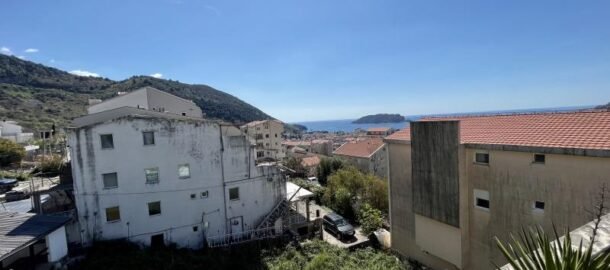 Urbanized plot of 500 m2 with sea view in Budva