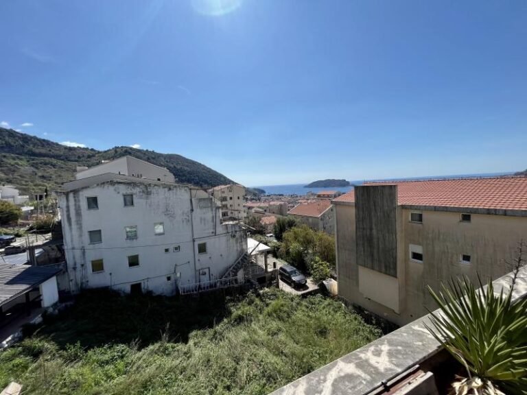 Урбанизированный участок 500 m2 с видом на море в Будве