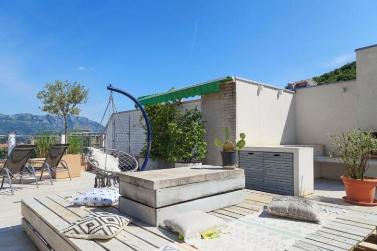 Trosoban stan u centru Budve sa 85m2 krova, garažom i ostavom