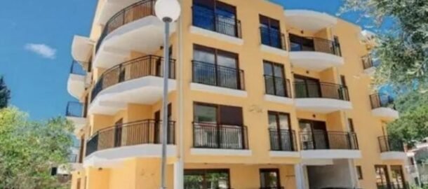 Three-room apartment 152 m2 with sea view in Petrovac