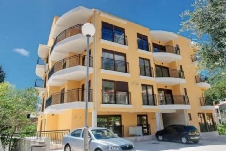 Three-room apartment 152 m2 with sea view in Petrovac