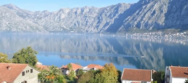 Plot by the sea with urban planning conditions 50 meters from the sea in Prcanj, Kotor