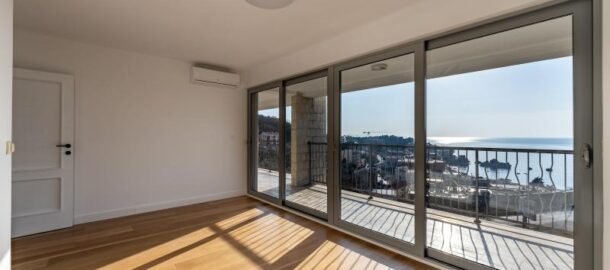 Apartment with 3 bedrooms with a beautiful view of the sea in Pržno (Budva)