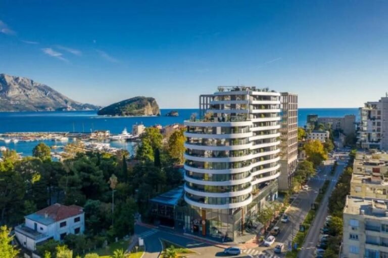 2-комнатная квартира в Royal Gardens в центре Будвы на год