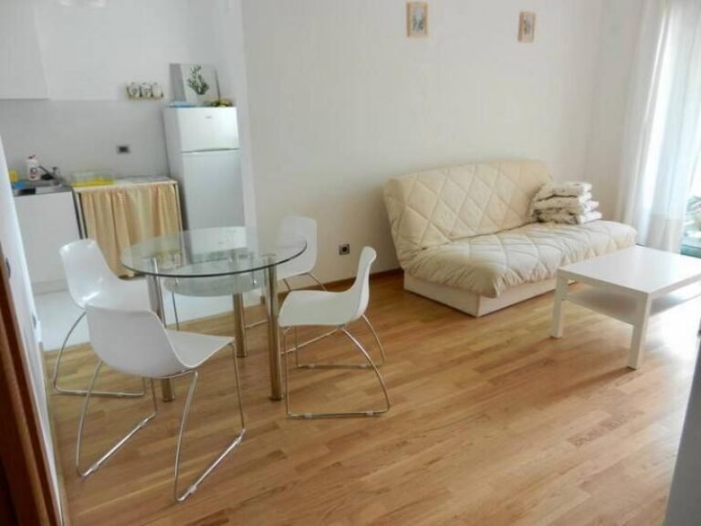 Jednosoban stan u Bečićima kod IDEA marketa na 1 godinu