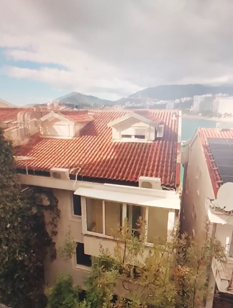 Svijetao novi jednosoban stan u Rafailovićima s pogledom na more, najam na godinu dana