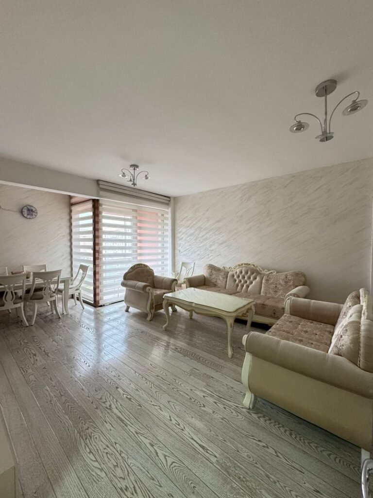 PROFESORSKA ZGRADA — trosoban stan 95 m² sa parkingom