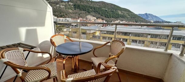 Budva: Svijetao stan s pogledom na more, balkonom i liftom, 47 m² – odlična ponuda