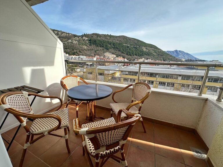 Budva: Bright, sea-view apartment with a balcony and elevator, 47 m² – a great deal