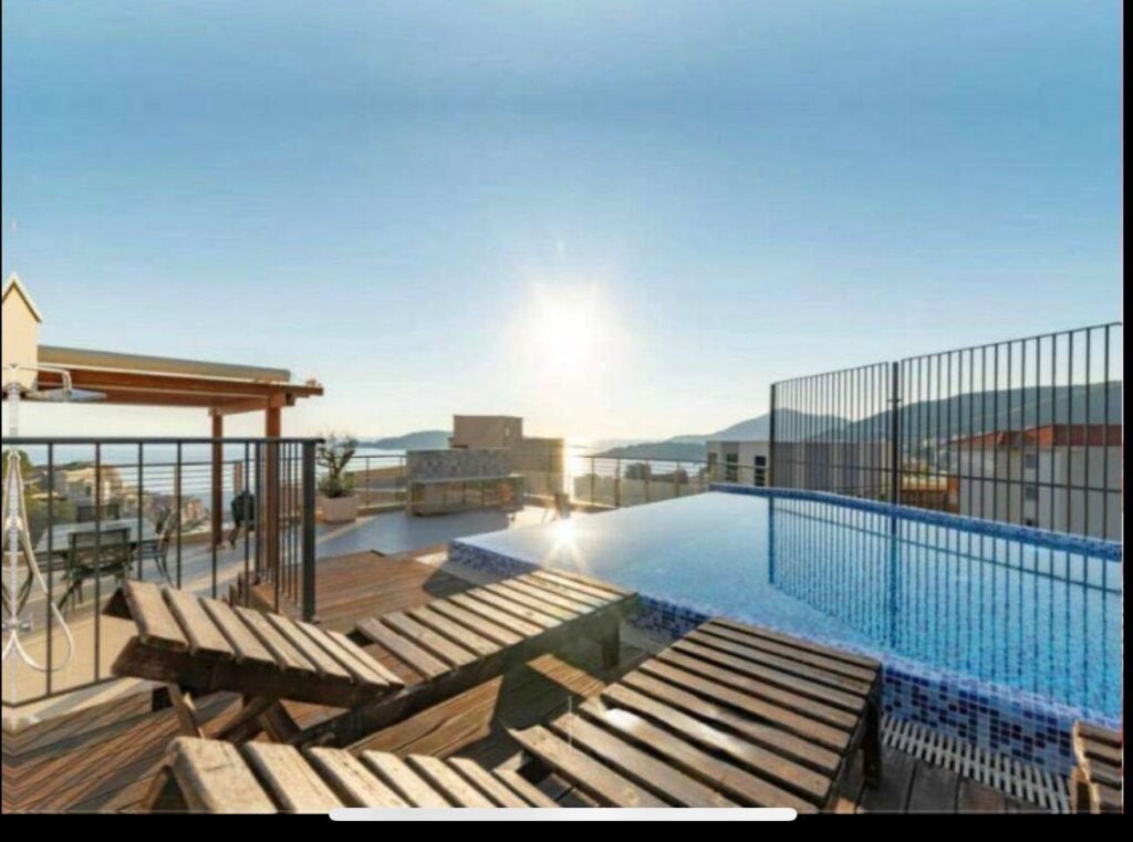 Ekskluzivno: Penthouse 156 m² u Rafailovićima s velikom terasom i infinity bazenom, pogledom na more + garažom