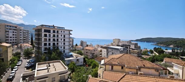 Уютная односпальная квартира в Бечичах с прямым видом на море по привлекательной цене