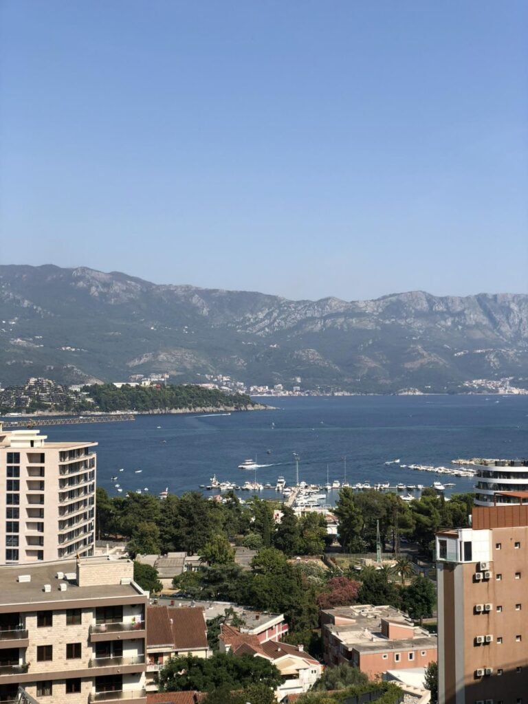 Продается квартира с видом на море с одной спальней в Будве по привлекательной цене