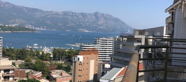 Prodaje se dvosoban stan s pogledom na more u Budvi po atraktivnoj cijeni.