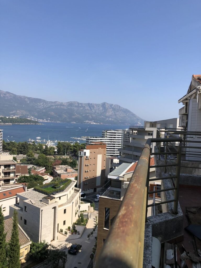 Продается квартира с видом на море с двумя спальнями в Будве по привлекательной цене